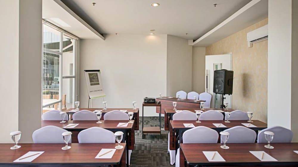 Whiz Prime Hotel Hasanuddin Makassar Exterior photo