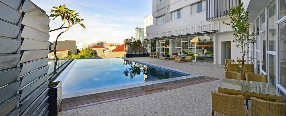 Whiz Prime Hotel Hasanuddin Makassar Exterior photo