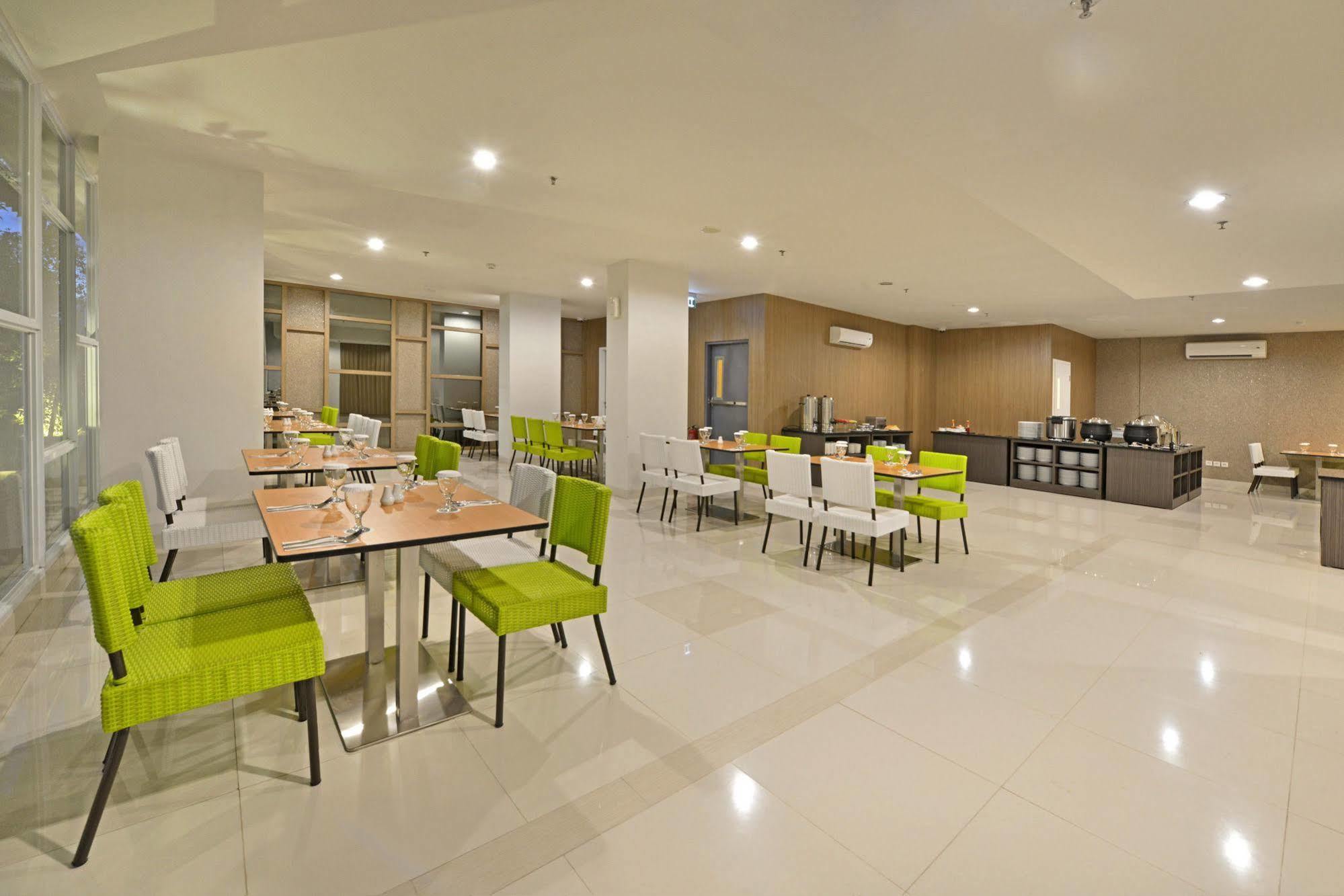 Whiz Prime Hotel Hasanuddin Makassar Exterior photo